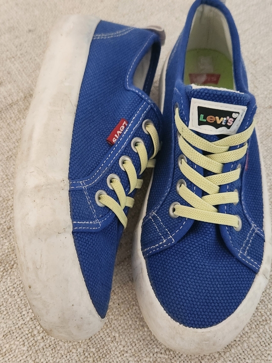 Levi's Other - Levi’s Betty/Vee Blue Canvas Sneakers Kids US 3 / EU 35